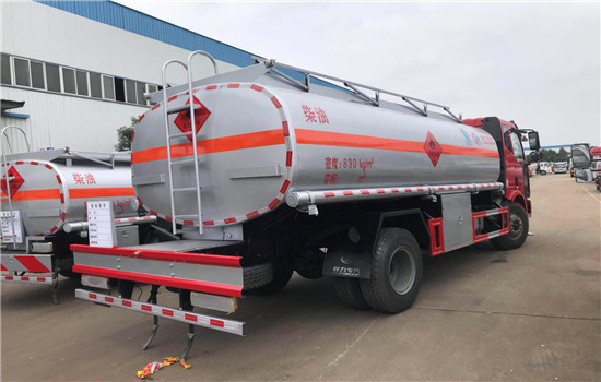 解放J6单桥加油车