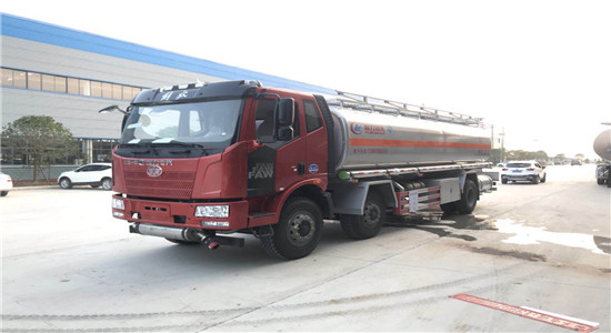 解放J6小三轴运油车