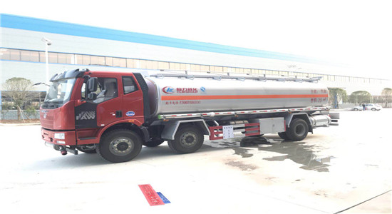 解放J6小三轴运油车