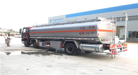 解放J6小三轴运油车
