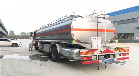 解放J6小三轴运油车