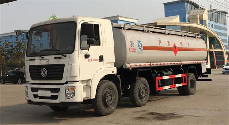 东风小三轴21吨运油车