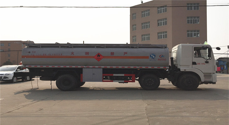东风小三轴21吨运油车