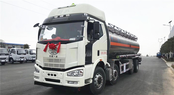 解放J6M（25吨）前四后六铝合金运油车