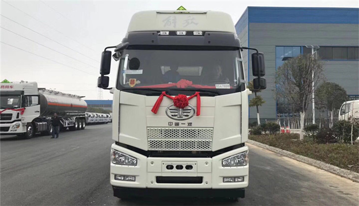 解放J6M(25吨)前四后六铝合金运油车