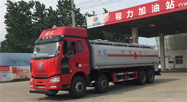 解放J6前四后八（31吨）运油车
