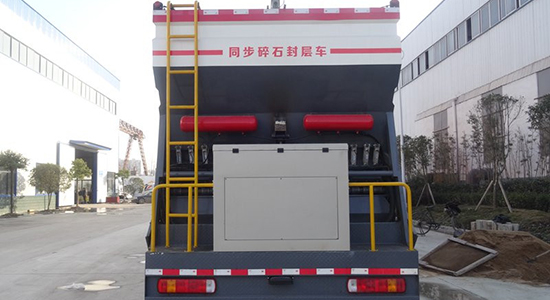 重汽大型同步碎石封层车