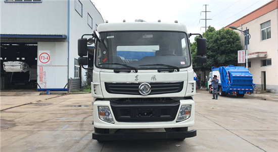 东风后双桥吸污车
