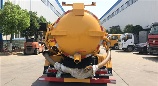 东风多利卡吸污车