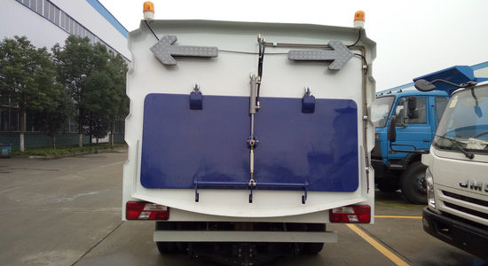 江铃扫路车