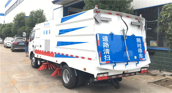 东风多利卡D7扫路车