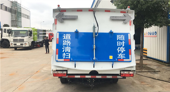 东风多利卡D7扫路车