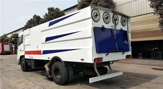 东风天锦吸尘车